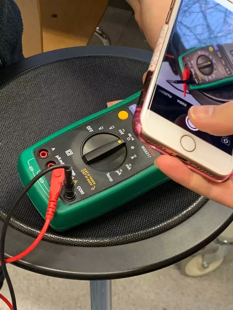 Multimeter set to the connectivity mode